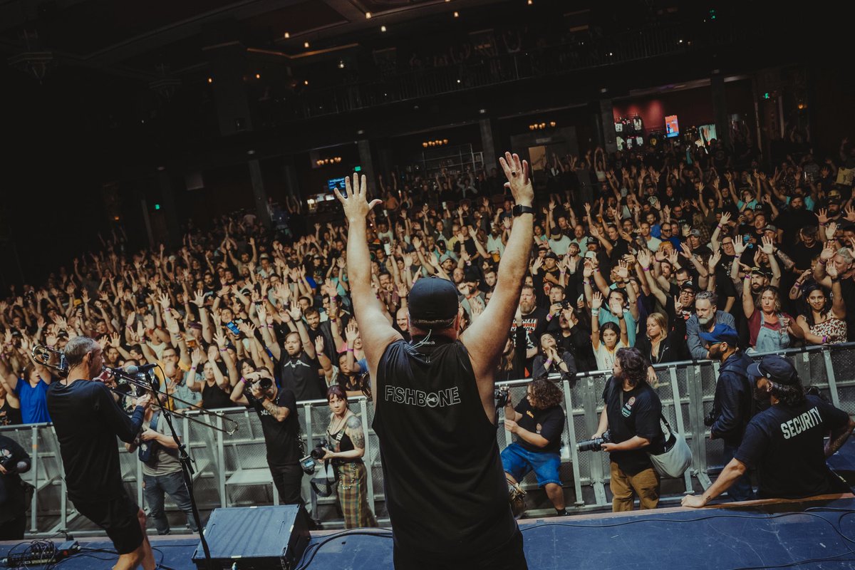 Chris DeMakes (@lessthanchris) on Twitter photo Night two in San Diego did not disappoint! Thanks to everyone who bought tickets, and a huge shoutout to all the staff @observatorynorthpark! Total pros. Day off today. Riverside, CA, we’ll see ya tomorrow…
📷: <a href="/gavfrontrow/">Gavin Smith</a> Night two in San Diego did not disappoint! Thanks to everyone who bought tickets, and a huge shoutout to all the staff @observatorynorthpark! Total pros. Day off today. Riverside, CA, we’ll see ya tomorrow…
📷: <a href="/gavfrontrow/">Gavin Smith</a>