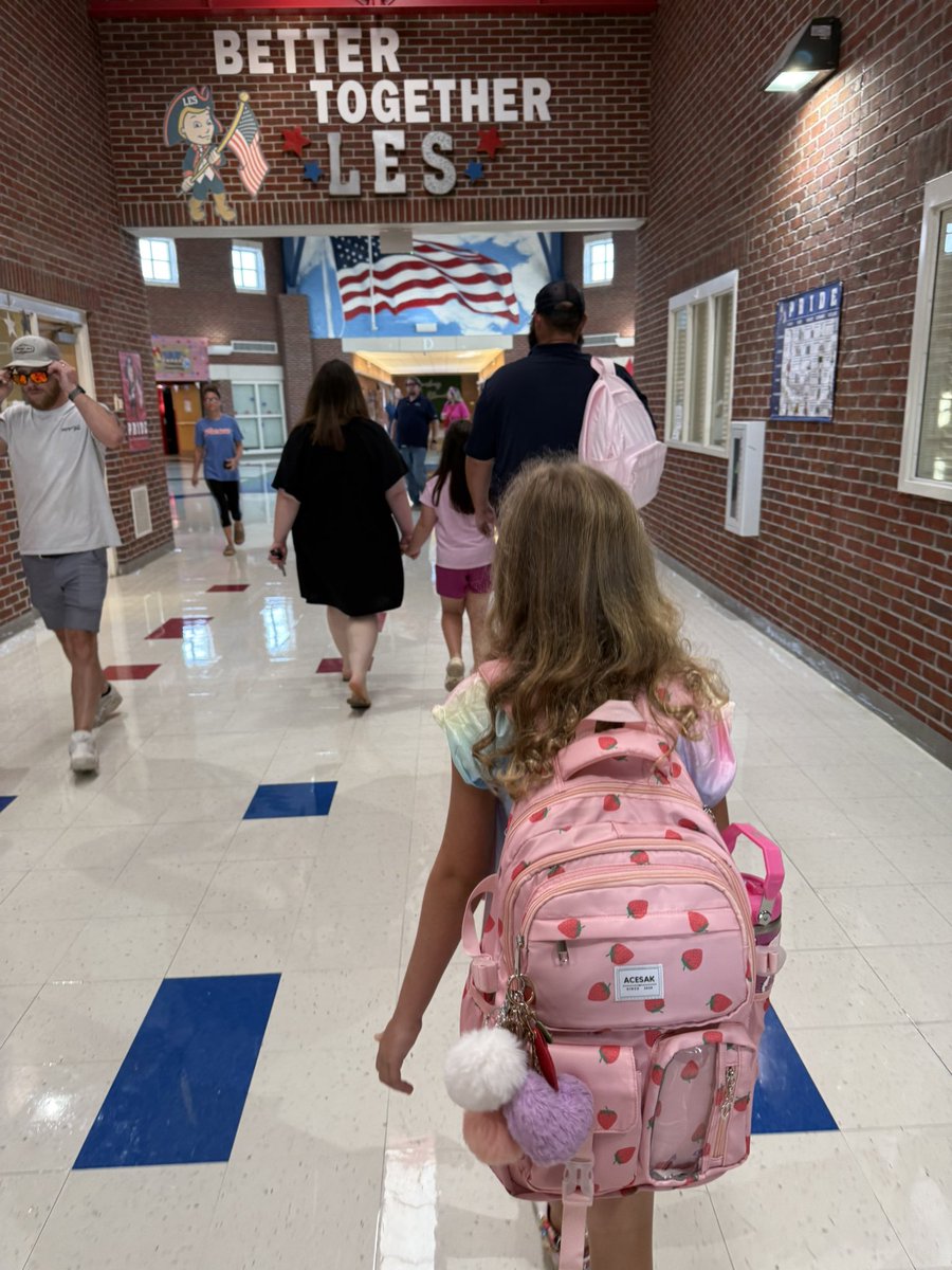 memphissippi901's tweet photo. My baby girl’s first day of 3rd grade! ✏️ 📚 🍎 🏫 
#firstdayofschool #3rdgrade #les #lewisburgelementary https://t.co/zqx9f66qij