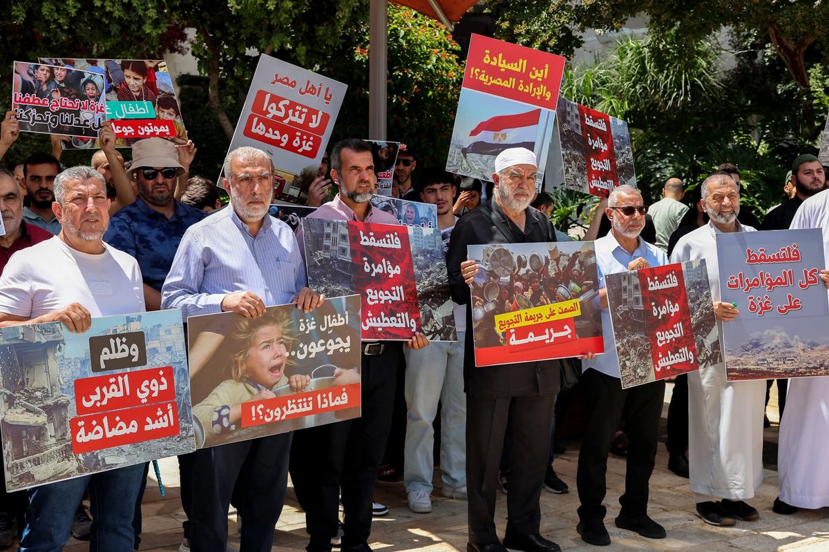 الحركة الإسلامية في الداخل الفلسطيني (جماعة الإخوان المسلمين) نظمت اليوم مظاهرات أمام السفارة المصرية في تل أبيب، للتنديد بالحرب على غزة (التي تشنها إسرائيل) والمطالبة بفتح معبر رفح (المفتوح بالفعل من الجانب المصري وتغلقه السلطات الإسرائيلية التي حصلوا على تصريح منها لإقامة هذه