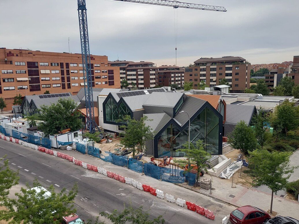 Madrid Proyecta 🏗️ (@madridproyecta) on Twitter photo 🔎"Qué buena pinta tiene la biblioteca de Montecarmelo salida de un concurso en tiempos de Carmena, con aires de la VitraHaus de Herzog y de Meuron".
📍Montecarmelo
📸<a href="/AVMontecarmelo/">Asociación Vecinal Montecarmelo</a>
🗨️urbanity.one/t/madrid-galer… 🔎"Qué buena pinta tiene la biblioteca de Montecarmelo salida de un concurso en tiempos de Carmena, con aires de la VitraHaus de Herzog y de Meuron".
📍Montecarmelo
📸<a href="/AVMontecarmelo/">Asociación Vecinal Montecarmelo</a>
🗨️urbanity.one/t/madrid-galer…