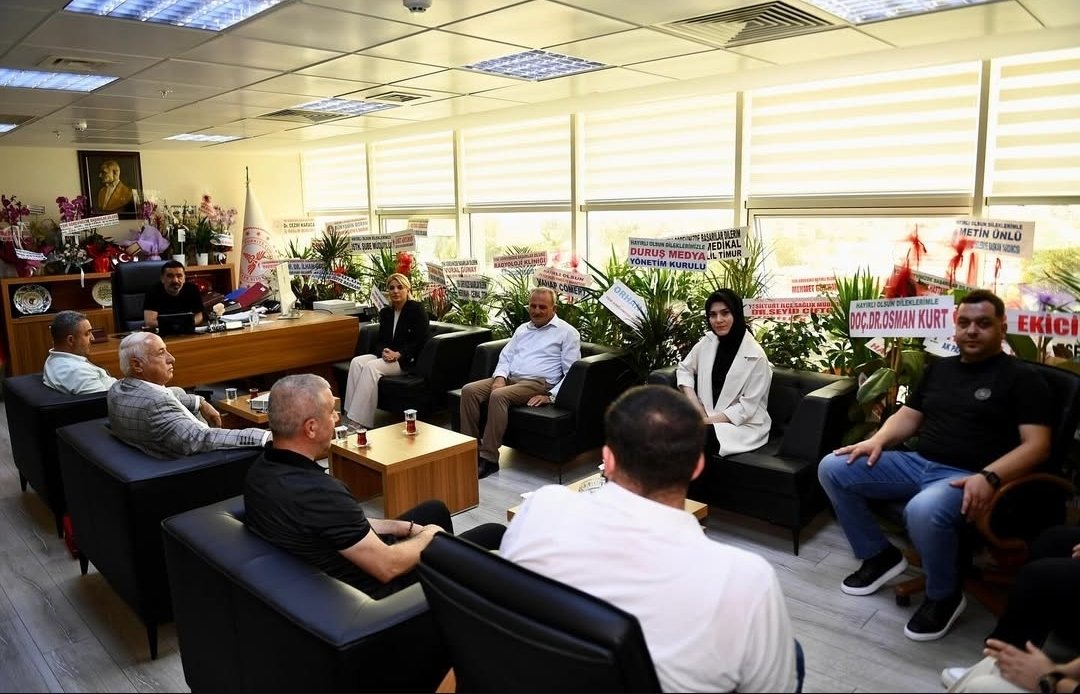 Malatya Eğitim ve Araştırma Hastanemize Başhekim olarak atanan Sn. Fatih Gönültaş'a Yeşilyurt ilçe başkan yardımcilarımız ile hayırlı olsun ziyaretinde bulunduk. 
Değerli hocamiza yeni görevinde başarılar diliyoruz.