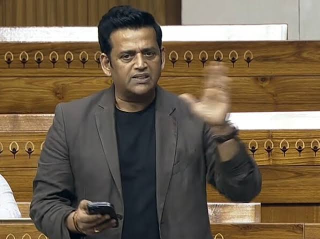 जिस देश में शिक्षक , छात्र , युवा , बेरोजगार सड़कों पर लाठी खा रहे हों!

और वहां की संसद में समोसा के रेट तय किये जा रहे हो!
बस समझो वह विश्वगुरु के बहुत करीब है!

आखिर कब तक राशन से आसन तय करोगे साहब...

अरे,ओ पब्लिकवा! 
तोहरे इलाका मा समोसवा का, 
का रेट बा..?
#samosacontroversy