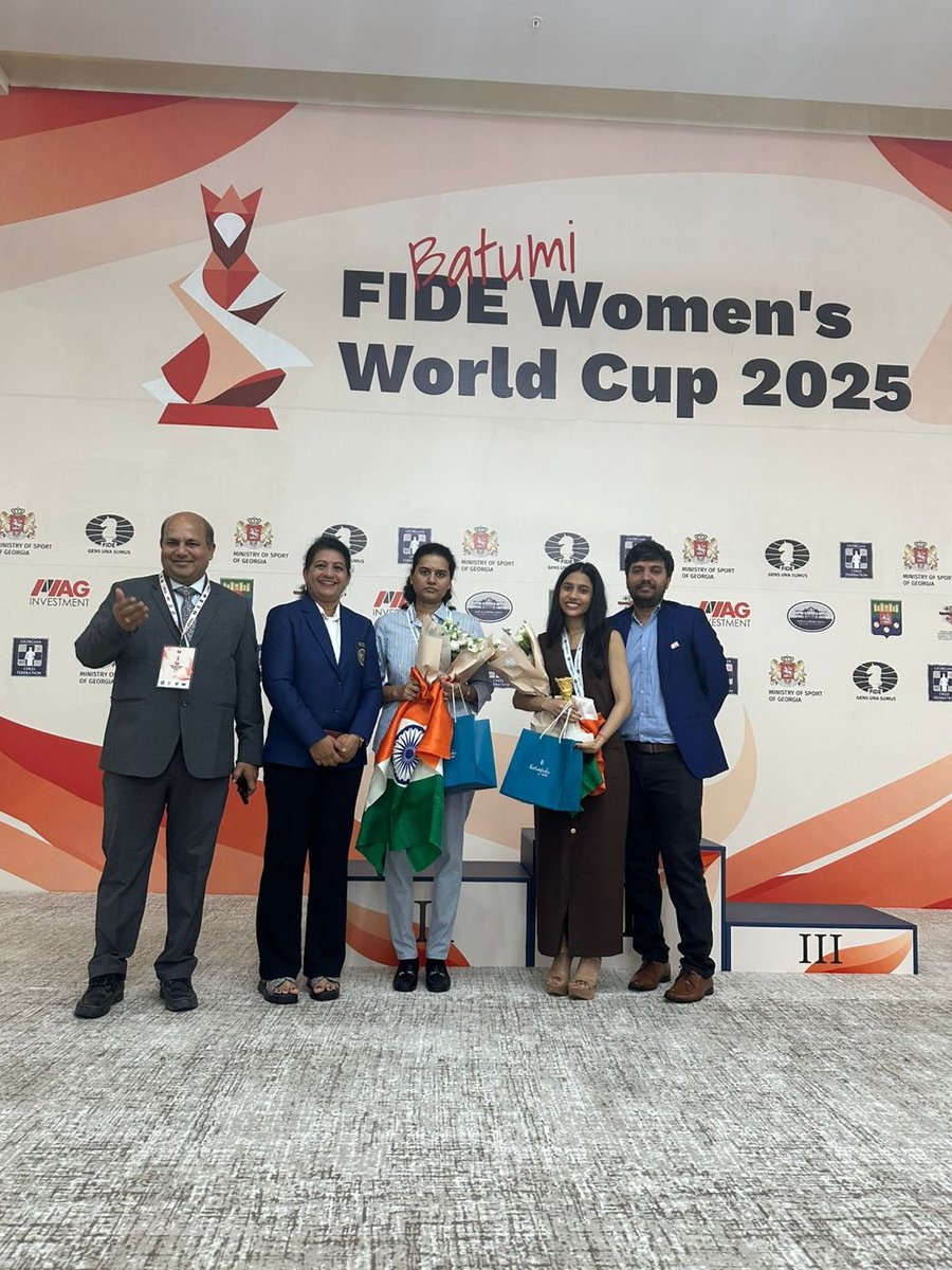 Reddy298's tweet image. 🏆🇮🇳 Historic 1-2 finish at FIDE Women&apos;s Chess WC!
Divya🥇 &amp;amp; Koneru🥈 made India proud. 4 in Top 8!
Coach Saritha Reddy MUST be honored too.

@PMOIndia @ianuragthakur @IndiaSports:
INVITE HER to the felicitation!

#SarithaReddy #ChessCoach #IndianChess #SupportCoach #FIDEWorldCup