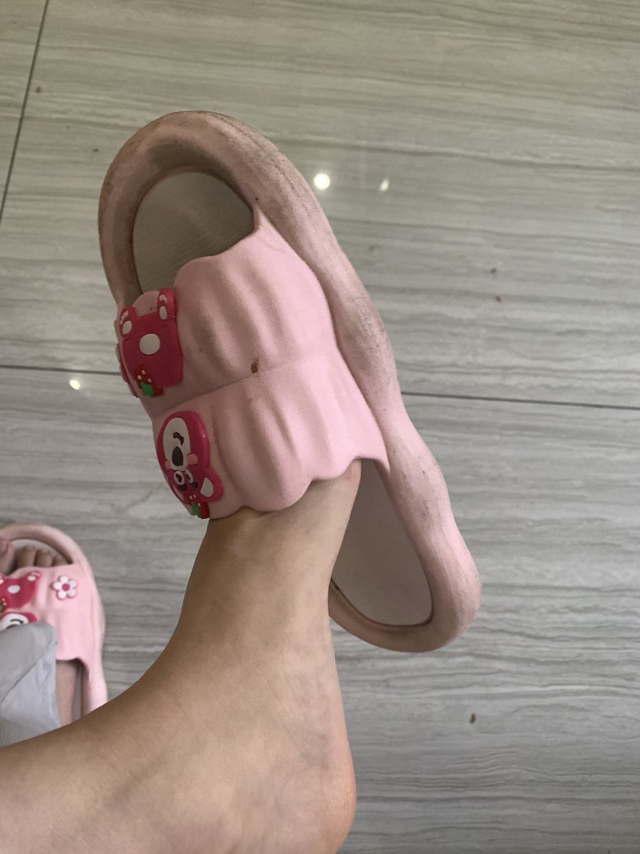 崇拜我的鞋底 看见我高贵的样子就忍不住跪下磕头上贡  你们这些贱狗这辈子就是低贱命，只配在祖宗的脚下我当狗当傻逼 #ATM奴 #女s #男m #女性崇拜 #羞辱 #榨金 #狗奴 #寸止 #榨金