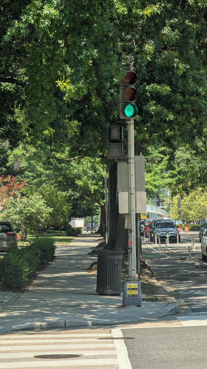 JonathanBeeton's tweet photo. @DDOTDC I took the time to document this, took the time to file the service request with @311DCgov DDOT opened a case, and less than 15hrs later closed it as work completed. Obviously no work completed. Is this just a way to make the completion times look good? Case# 25-00474821 https://t.co/ekBC5946hO