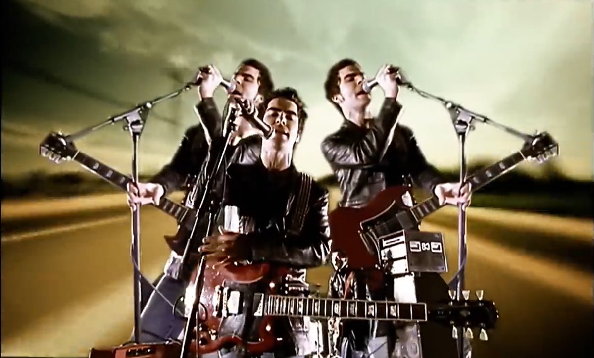 XHRAE_Canal28's tweet photo. #RecomendacionDelDia “Dakota” primer sencillo de “Language. Sex. Violence. Other?” (2005) quinto álbum de estudio de la banda galesa Stereophonics. #Canal28 lo empezó a transmitir a finales de ese año. Enlace https://t.co/Bv0n7g1NLo https://t.co/Ts8AI1qlqM