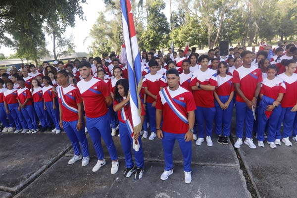MeyvisEstevezE's tweet photo. Mañana llena de orgullo, compromiso y sueños. La delegación cubana a los #PanamericanosJunior recibe la bandera con el corazón encendido y la mirada en la gloria. Son 231 jóvenes que llevan en sus músculos la velocidad, en sus manos la técnica y en sus ojos la pasión. ¡Éxitos! https://t.co/KmJr7McFE5