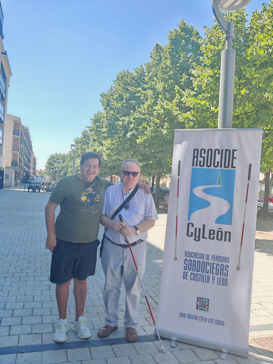 La Sordoceguera es, desgraciadamente, una discapacidad poco conocida, por lo que ocasiones como la de hoy en la que una revista @laguna_al_dia se interesa por nuestro colectivo y nos hace una entrevista, es algo para celebrar.
Además estrenamos roll-up gracias a SOLOCINDUS S.L.