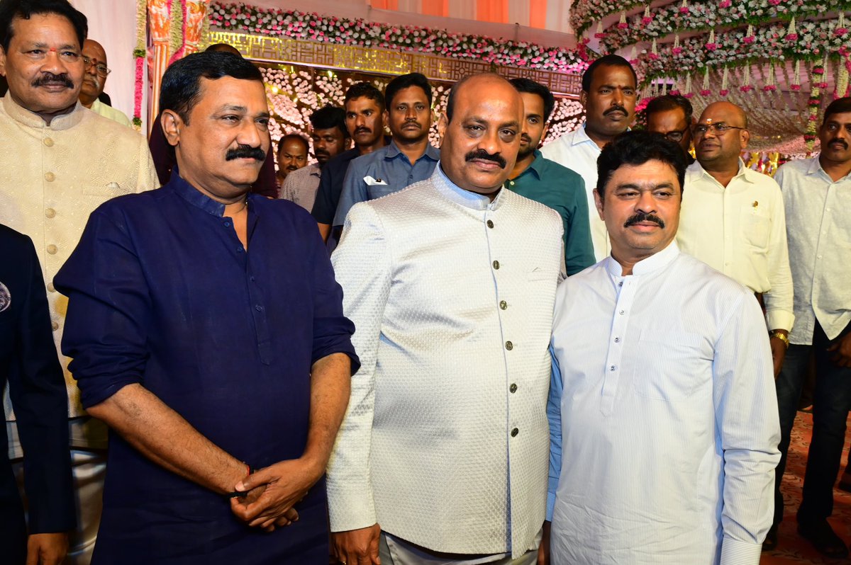 శ్రీకాకుళం జిల్లా నిమ్మాడ గ్రామంలో కింజరాపు కుటుంబంలో జరిగిన వివాహ మహోత్సవంలో పాల్గొనడం జరిగింది. 

నూతన వధూవరులు కింజరాపు అశోక్ &amp; శ్యామల ప్రణవి లకు శుభాకాంక్షలు తెలియజేస్తూ, వారి జీవితం సుఖసంతోషాలతో ప్రేమాభిమానాలతో సాగాలని దీవించాను.

#CMRamesh