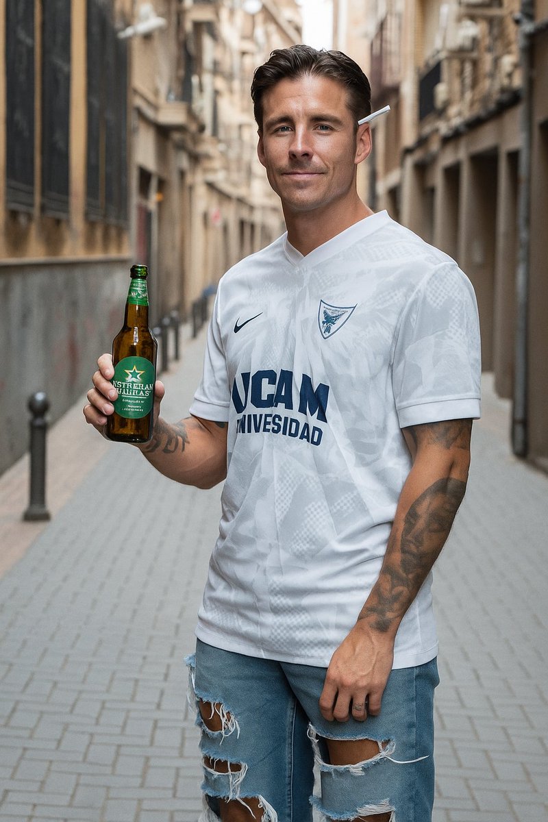 HooligansMurcia's tweet photo. Oye @UCAMMurciaCF , os pongo la equipación oficial de Dani Aquino esta temporada. Que se os habían olvidado los accesorios. https://t.co/kU1N3m9MTX