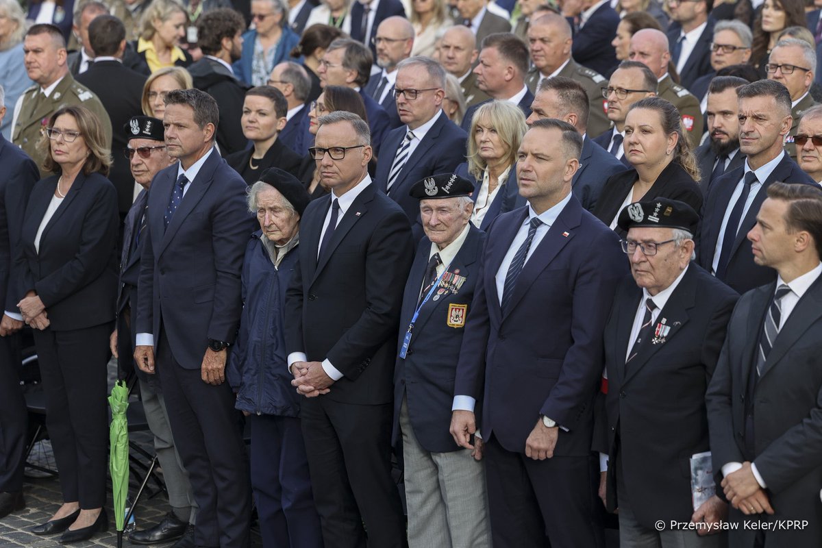 Plac Krasińskich. Uroczysta polowa Msza Święta oraz Apel Pamięci przy Pomniku Powstania Warszawskiego. Cześć i chwała Bohaterom!