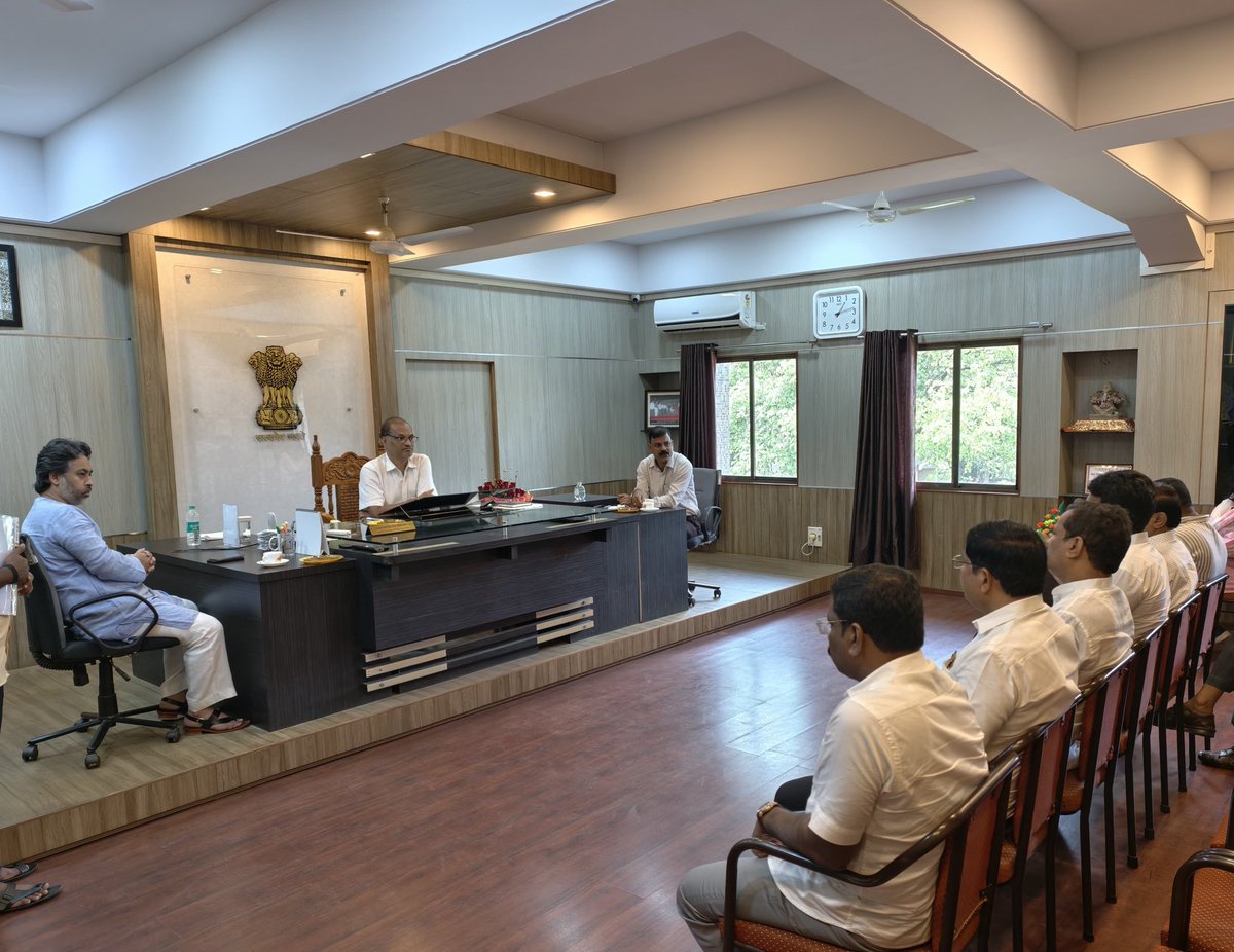 Nilesh N Rane (@meneeleshnrane) on Twitter photo рдЖрдЬ рд╕рд┐рдВрдзреБрджреБрд░реНрдЧ рдЬрд┐рд▓реНрд╣рд╛ рдкрд░рд┐рд╖рдж рдХрд╛рд░реНрдпрд╛рд▓рдп рдпреЗрдереЗ рдЬрд┐рд▓реНрд╣рд╛ рдкрд░рд┐рд╖рдж рдореБрдЦреНрдп рдХрд╛рд░реНрдпрдХрд╛рд░реА рдЕрдзрд┐рдХрд╛рд░реА рд╢реНрд░реА. рд░рд╡реАрдВрджреНрд░ рдЦреЗрдмреБрдбрдХрд░ рдпрд╛рдВрдЪреНрдпрд╛рд╕реЛрдмрдд рд╕рдХрд╛рд░рд╛рддреНрдордХ рдмреИрдардХ рдкрд╛рд░ рдкрдбрд▓реА.
рдпрд╛ рдмреИрдардХреАрдд рдХреБрдбрд╛рд│-рдорд╛рд▓рд╡рдг рддрд╛рд▓реБрдХреНрдпрд╛рддреАрд▓ рдкреНрд░рд▓рдВрдмрд┐рдд рд╡рд┐рдХрд╛рд╕рдХрд╛рдорд╛рдВрдмрд╛рдмрдд рд╕рд╡рд┐рд╕реНрддрд░ рдЪрд░реНрдЪрд╛ рдХрд░рдгреНрдпрд╛рдд рдЖрд▓реА:
1я╕ПтГг рдЬрд▓рдЬреАрд╡рди рдорд┐рд╢рди рдЕрдВрддрд░реНрдЧрдд рдЕрдкреВрд░реНрдг рдХрд╛рдорд╛рдВрдЪрд╛ рдЖрдврд╛рд╡рд╛ рдШреЗрдгреНрдпрд╛рд╕рд╛рдареА рдЖрдЬ рд╕рд┐рдВрдзреБрджреБрд░реНрдЧ рдЬрд┐рд▓реНрд╣рд╛ рдкрд░рд┐рд╖рдж рдХрд╛рд░реНрдпрд╛рд▓рдп рдпреЗрдереЗ рдЬрд┐рд▓реНрд╣рд╛ рдкрд░рд┐рд╖рдж рдореБрдЦреНрдп рдХрд╛рд░реНрдпрдХрд╛рд░реА рдЕрдзрд┐рдХрд╛рд░реА рд╢реНрд░реА. рд░рд╡реАрдВрджреНрд░ рдЦреЗрдмреБрдбрдХрд░ рдпрд╛рдВрдЪреНрдпрд╛рд╕реЛрдмрдд рд╕рдХрд╛рд░рд╛рддреНрдордХ рдмреИрдардХ рдкрд╛рд░ рдкрдбрд▓реА.
рдпрд╛ рдмреИрдардХреАрдд рдХреБрдбрд╛рд│-рдорд╛рд▓рд╡рдг рддрд╛рд▓реБрдХреНрдпрд╛рддреАрд▓ рдкреНрд░рд▓рдВрдмрд┐рдд рд╡рд┐рдХрд╛рд╕рдХрд╛рдорд╛рдВрдмрд╛рдмрдд рд╕рд╡рд┐рд╕реНрддрд░ рдЪрд░реНрдЪрд╛ рдХрд░рдгреНрдпрд╛рдд рдЖрд▓реА:
1я╕ПтГг рдЬрд▓рдЬреАрд╡рди рдорд┐рд╢рди рдЕрдВрддрд░реНрдЧрдд рдЕрдкреВрд░реНрдг рдХрд╛рдорд╛рдВрдЪрд╛ рдЖрдврд╛рд╡рд╛ рдШреЗрдгреНрдпрд╛рд╕рд╛рдареА