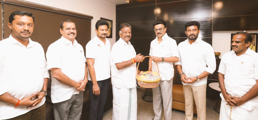 raamkumar_k's tweet image. பிஜேபி கு கொடுத்தாரா அடி அதாண்டா ஓபிஎஸ் #OPS 😂😂
#StalinBuildsTN #stalinmodel #TrendingNow