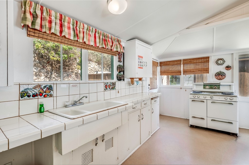 CCConservancy's tweet image. Win a 3-night stay in Crystal Cove’s historic oceanfront Cottage #14! 
 Support STEM education &amp;amp; preservation.
Tickets $100 each | 7 for $500
 Visit Park Store or call 949.392.5019 to enter
 Winner drawn Oct 4!
#CrystalCove #Giveaway #STEM #EndlessSummerSoiree