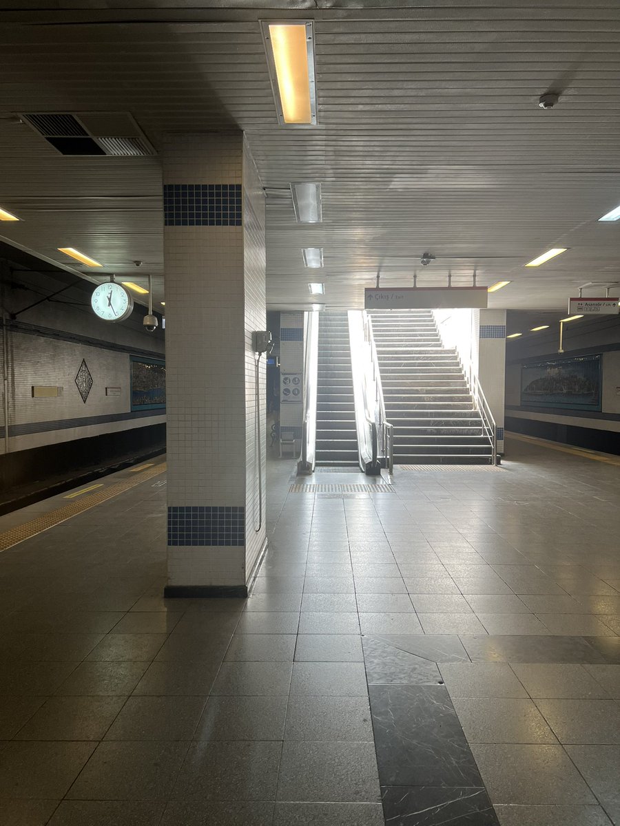 Özleyenler için Atatürk havalimanı metro istasyonu. Havalimanına çıkan merdivenler
