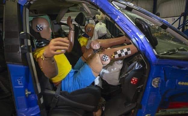 Vas de copiloto camino del pueblo, la playa o la montaña y quieres hacerlo cómodamente, pues no, el poner los pies sobre el salpicadero no es la solución. En caso de accidente esta posición puede ser #mortal aparte de estar prohibido.