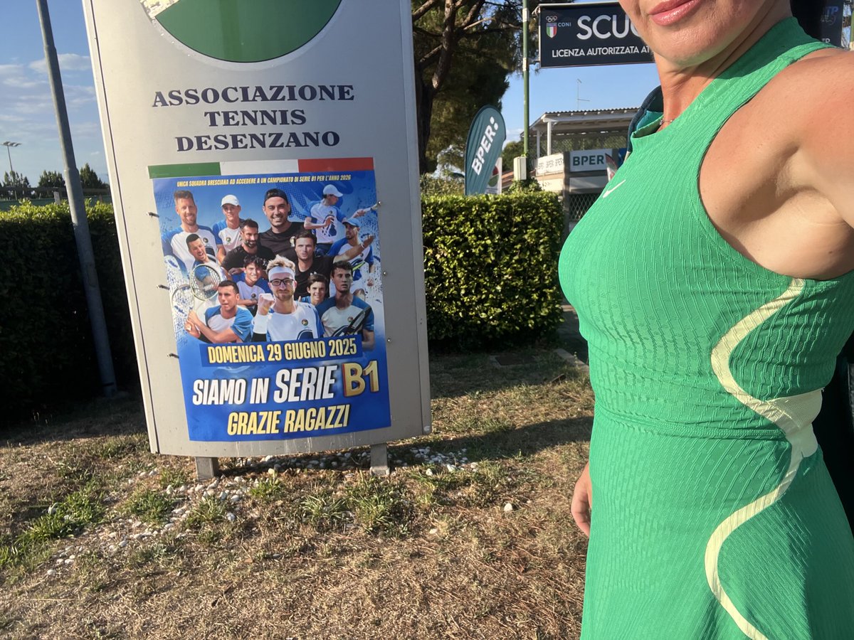 Sararunning's tweet image. Green tennis night🎾💚 #tennislover