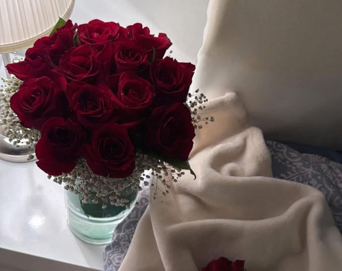 #كانه_مجاش

كإنه لا ساب ولا استغناش 
 كإنه لا شافني ولا عشم 
 ولا حبيت وباعني بلاش 
 كإنه ما راح
 كإنه مسابش أي جراح 
 ولا ظلمني ولا تعبني
 وعدا كإنه معرفناش 

 #رامي_جمال