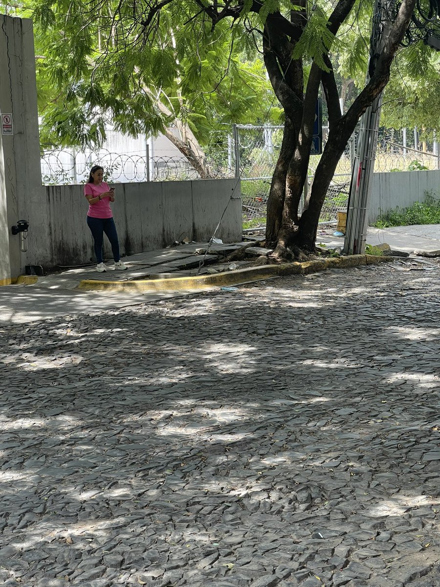 Ojo!!! Municipio de <a href="/GuadalajaraGob/">Gobierno de Guadalajara</a> terrible estado de las banquetas en la calle São Pablo a media calle de plaza São Pablo