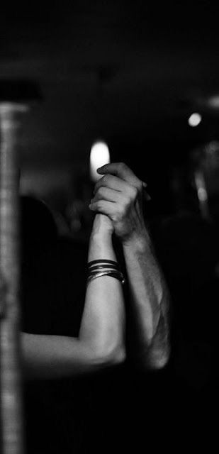 Birken iki olmak matematiğin işi,
Sevmek ikiyi bir yapar.