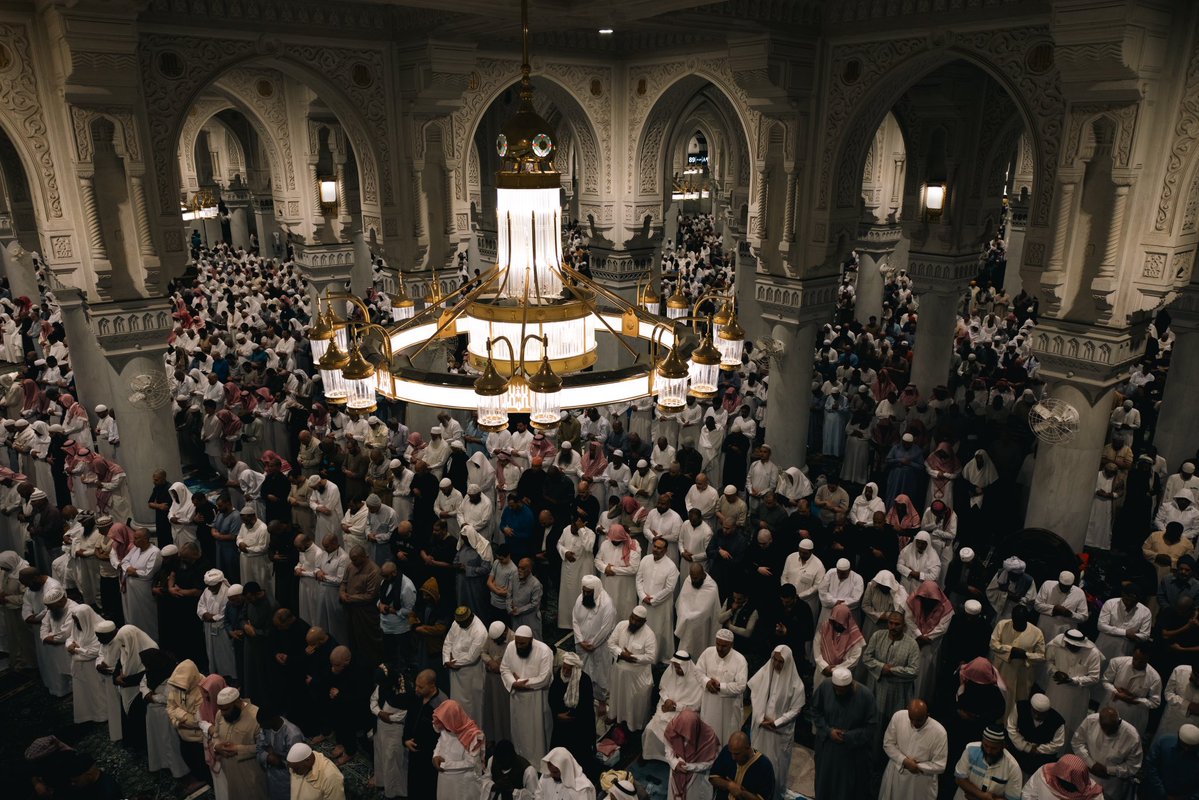 "يُزِيلُ همُومَنا الرَّحمَنُ ربِّي
ويَجبُرُ كَسرَنَا جَبراً جَميلا"