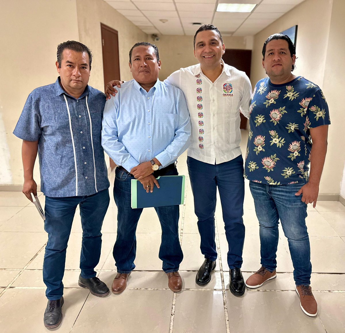 Antes de iniciar la capacitación a autoridades municipales en materia catastral, saludamos al presidente municipal de Ánimas Trujano, Jeremías López Cervantes y a parte de su Cabildo, Daniel Villar Nolasco y Jorge Vásquez López.

Que tengan un buen día amigas y amigos.