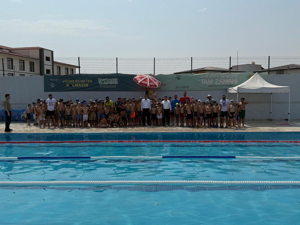 KozlukKaymakam's tweet photo. Kaymakam BÖÇKÜN’den Gençlik ve Spor İlçe Müdürlüğü’ne Ziyaret
Kaymakamımız Sayın Ümit Fırat BÖÇKÜN, Gençlik ve Spor Bakanlığı tarafından yürütülen “Yüzme Bilmeyen Kalmasın” projesi kapsamında Gençlik ve Spor İlçe Müdürlüğü bünyesinde devam eden yüzme eğitimlerini yerinde inceledi https://t.co/R3GAOfORSB