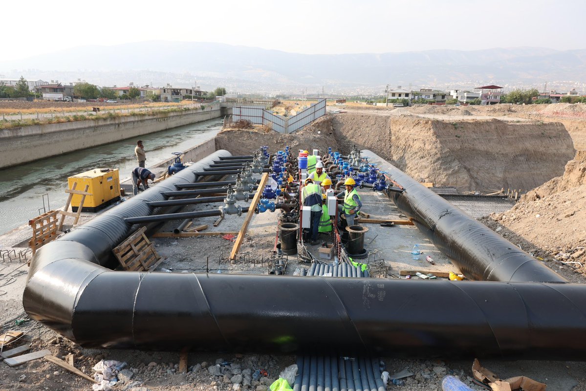 💧 Kahramanmaraş’ın İçmesuyu Sorunu Çözülüyor!

Valimiz Mükerrem Ünlüer, Büyükşehir Belediye Başkanı Fırat Görgel ile birlikte KASKİ tarafından yürütülen Kılavuzlu Barajı’ndan Ayvalı Arıtma Tesisi’ne su iletimini sağlayacak hat üzerindeki devam eden çalışmaları yerinde inceledi.