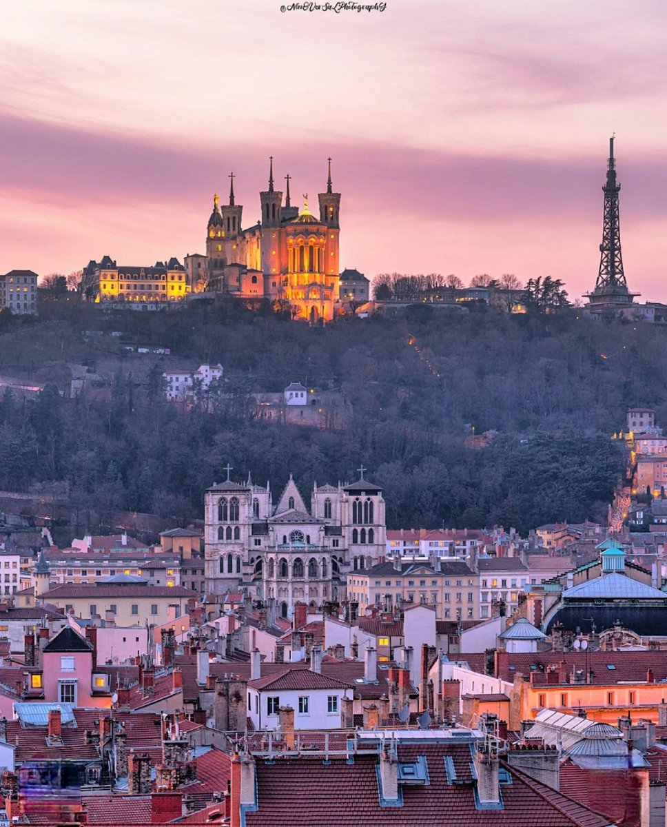 Lugdunum, c'est comme une maladie, j'en serais jamais guerri 🦁❤️

Par ©️ Ninoversalphotography
(Instagram /Facebook)

#Lyon #picoftheday #pictureoftheday #photooftheday #photography #sunset