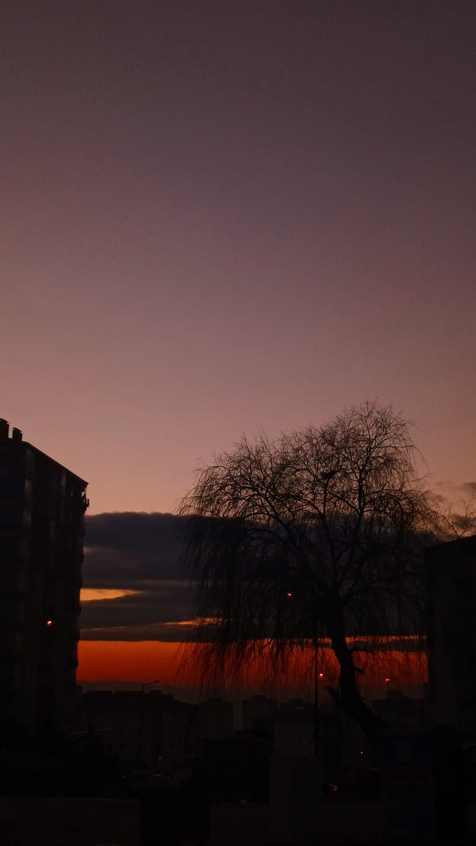 gün batımı, yaz akşamları ve şehrin balkonlarından gelen sesler