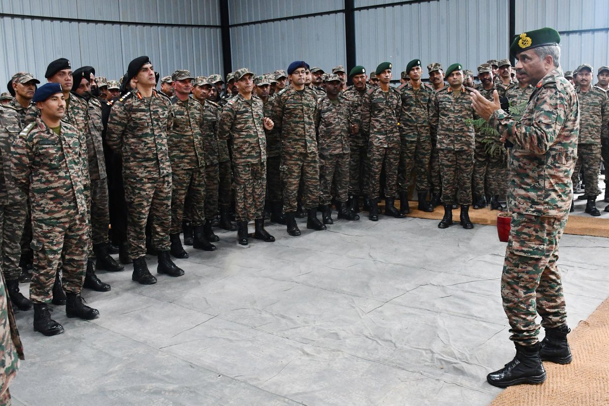 #StrongAndCapable

In a testament to pursuit by #IndianArmy for operational excellence, Lt Gen #ManojKumarKatiyar, PVSM, AVSM, #ArmyCommander, #WesternCommand, carried out comprehensive review of battle-readiness of the formidable #BlackArrowBrigade &amp; the distinguished