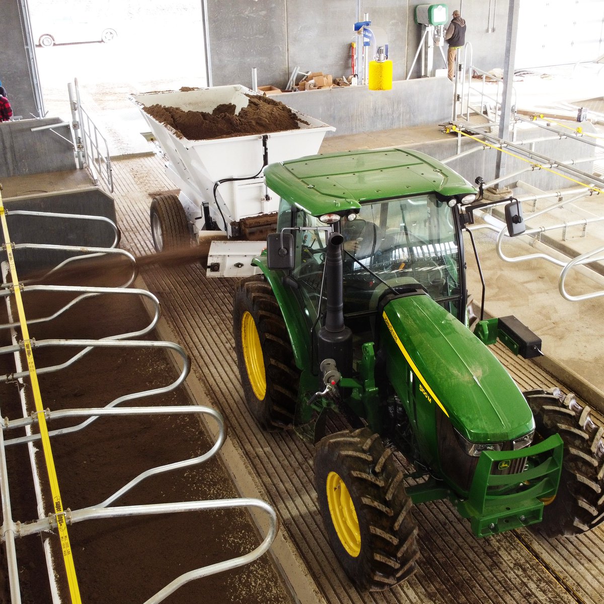 jbs_equipment's tweet image. Hard at work and looking sharp doing it. 💪
Our Bedding Flinger’s built to keep barns clean, dry, and running smooth—day in, day out. 🐮

#BeddingFlinger #BarnLife #ManureManagement #FarmEquipment #TheFieldsTheLimit