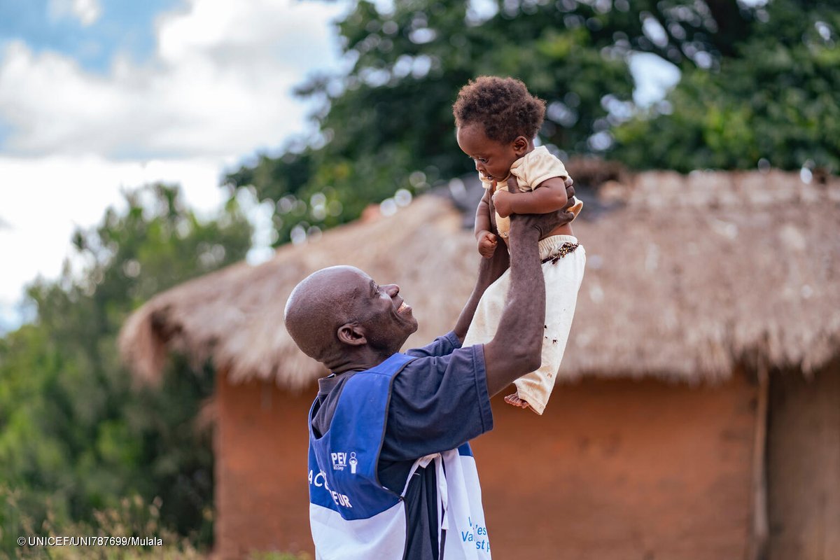 "I love my work. It’s my passion. I’ve been serving my community for 11 years," says François, after vaccinating 7-month-old John against polio in Kalunga, Tanganyika province, DR Congo. 
He's proud to be helping build a polio-free world #ForEveryChild.
#EndPolio