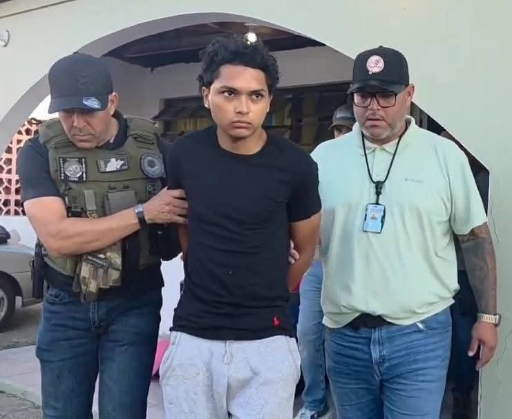 PONCENOTICIAS's tweet image. 🔴 ARRESTAN A DON #AXEL Y AL #JANN EN JUANA DÍAZ POR ALEGADA POSESIÓN DE ARMA DE FUEGO, CARGADORES Y MUNICIONES 😬❗facebook.com/share/p/1BMuCN…