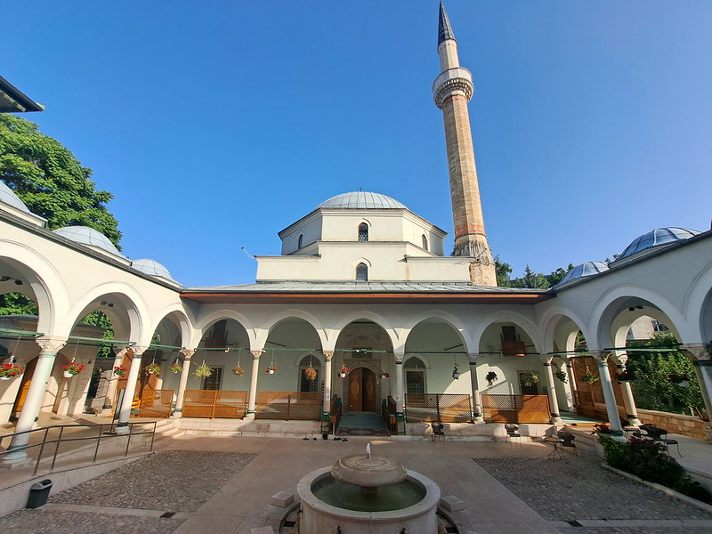Milviatges's tweet photo. Aprovechando que, por fin, hay vuelos directos (y baratos) entre España y Sarajevo, esta semana pasada visité esta apasionante ciudad bosnia, cruce de culturas y que rezuma historia en cada rincón.
Os he dejado esta ruta con 22 visitas obligadas: https://t.co/iYYzGDDKAx https://t.co/zDSThXDuoz