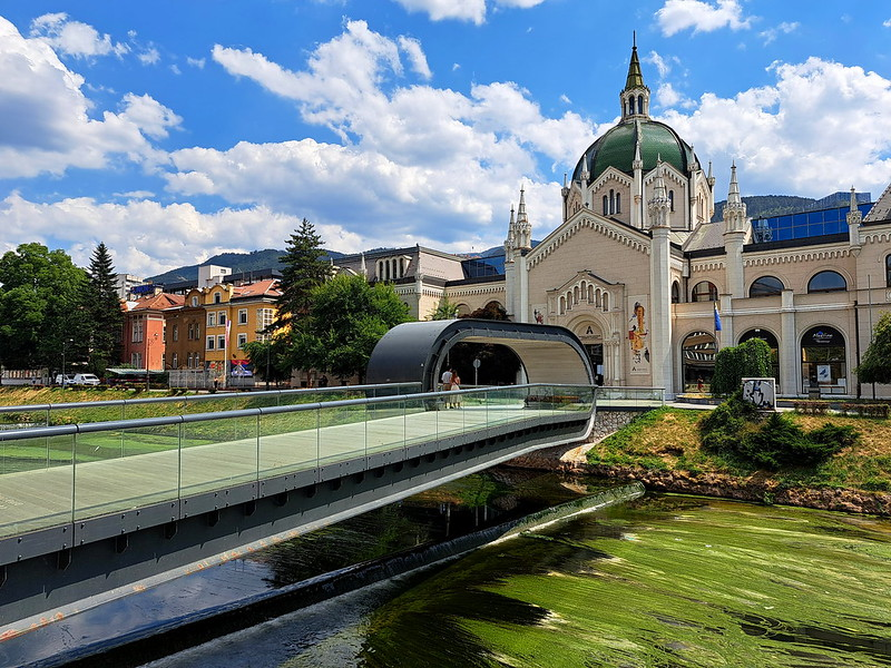 Milviatges's tweet photo. Aprovechando que, por fin, hay vuelos directos (y baratos) entre España y Sarajevo, esta semana pasada visité esta apasionante ciudad bosnia, cruce de culturas y que rezuma historia en cada rincón.
Os he dejado esta ruta con 22 visitas obligadas: https://t.co/iYYzGDDKAx https://t.co/zDSThXDuoz