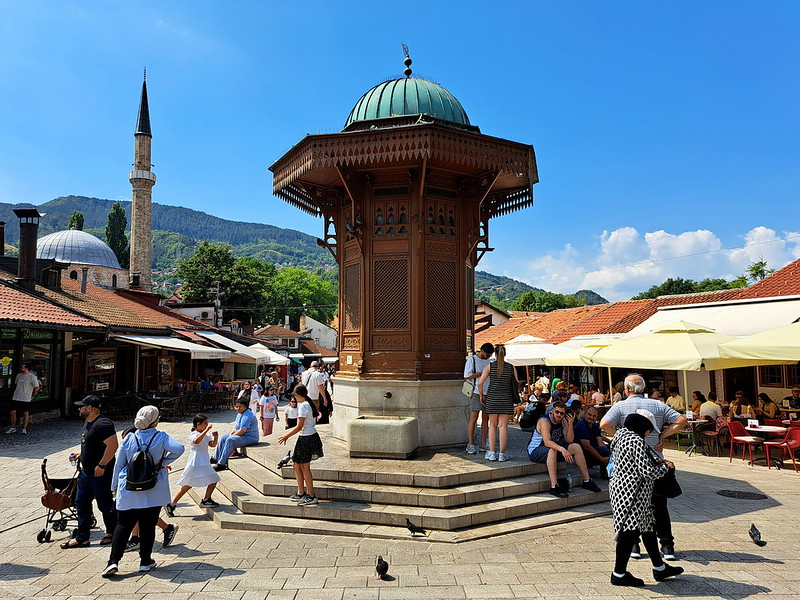 Aprovechando que, por fin, hay vuelos directos (y baratos) entre España y Sarajevo, esta semana pasada visité esta apasionante ciudad bosnia, cruce de culturas y que rezuma historia en cada rincón.
Os he dejado esta ruta con 22 visitas obligadas: milviatges.com/2025/que-ver-e…