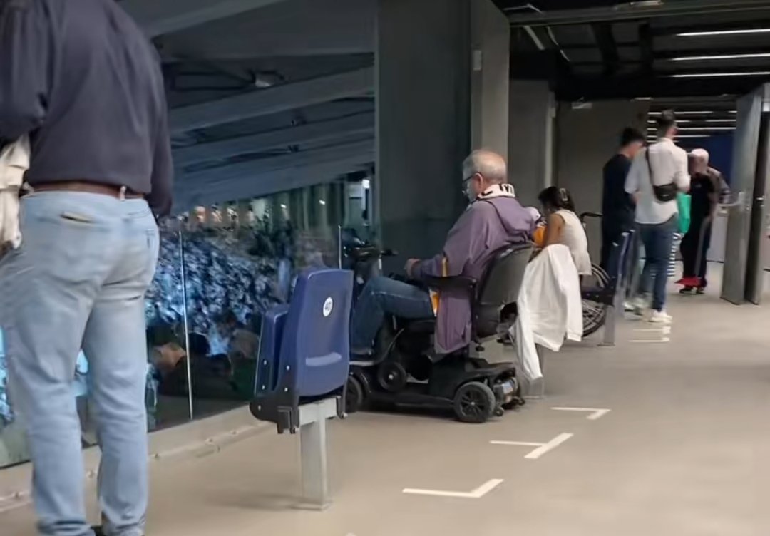 tryviany23's tweet photo. @CabildoTenerife @YolandaMoline @CDTOficial A ver si cogemos recorte del santiago Bernabéu que os creéis q la gente que va en silla rueda van solos siempre o algo? A ver si ponéis asientos para acompañantes y baños decentes, que hasta pena dar ir al Heliodoro https://t.co/qlmxe6WBuw