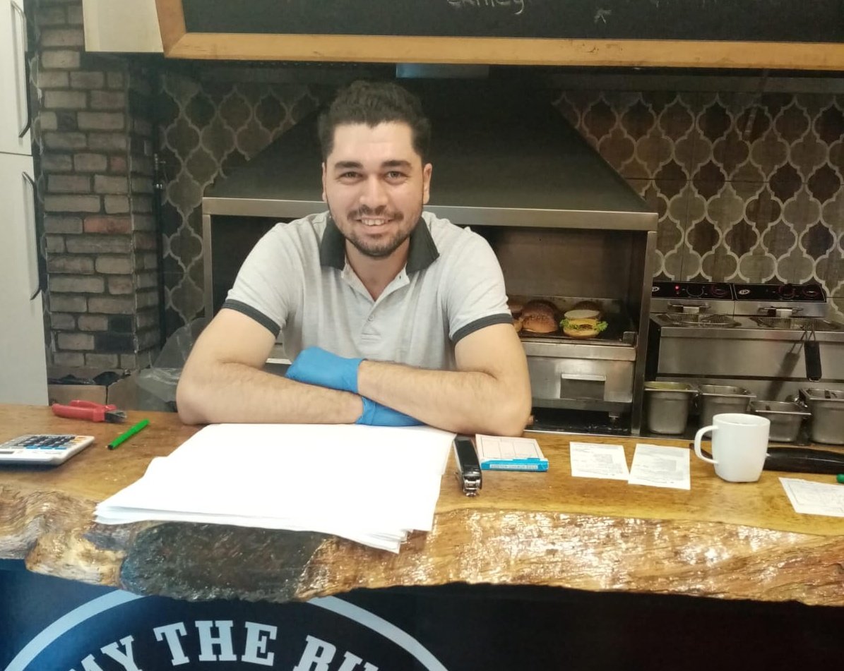 Fotoğraftaki kişi oğlum Samet Özgül.

Trafikte uyardığı 3 kişi tarafından canice boğazından bıçaklanarak katledildi!

🔴 20 suç kaydı olan 2 kişi serbest bırakıldı!
🔴 Baş failin “pişmanım” sözüyle müebbeti 25 yıla indirildi!
🔴 Yargıtay, adaletsiz kararı onadı!

Bu kararı kabul