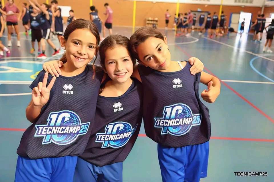 tecnicamp's tweet image. 🔥 Día 4 en Tecnicamp

Hoy hemos buscando ser más eficaces, creativos y agresivos cerca del aro 🏀💥
⁣
Además, hemos vivido una jornada intensa de competición 1 contra 1, donde nuestros campistas lo han dado TODO.
⁣
#Tecnicamp25