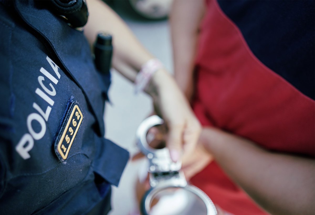 mossos's tweet photo. Detenim un home quatre vegades en cinc dies com autor de robatoris a Sant Feliu de Guíxols

En va cometre dos a establiments i un en un habitatge. També se l'acusa d'un furt d'eines, un en interior de vehicle i una violació de domicili

Investigació amb Policia Local de @Guixols https://t.co/7zW6mRJ6m0