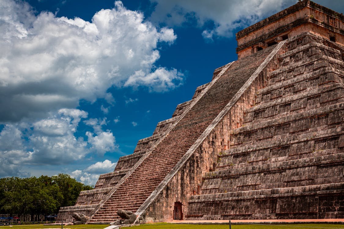 LostChronHist's tweet photo. Chichén Itzá Pyramid, Tinum, Mexico. https://t.co/ZTg2FHvVdR