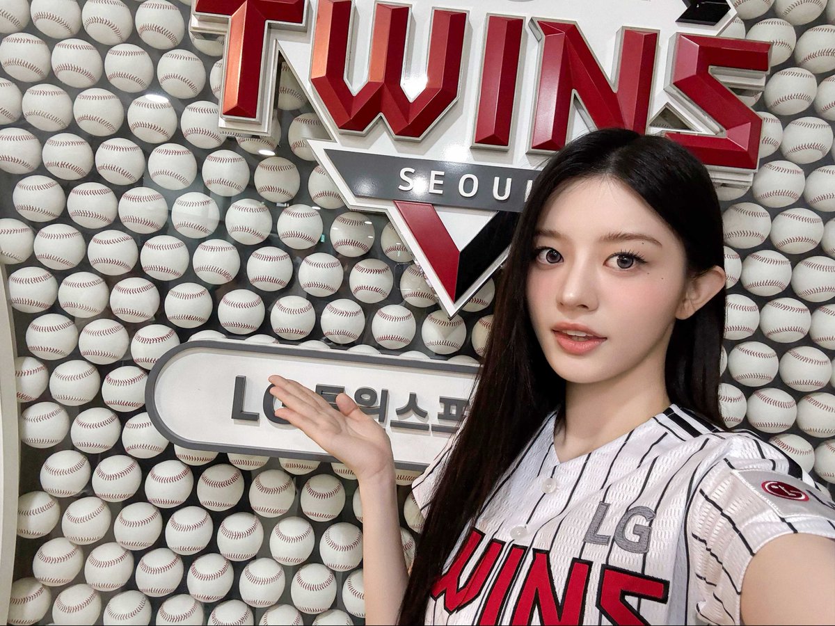 [#DAILY_IT]
무적 LG 트윈스에서 시구 성공! ⚾️
행운을 가져다 준 승리 요정이 되어서 기뻐요~(^⦁⩊⦁⸝⸝^)🧚‍♀️

250731 @ 잠실 야구장
#ILLIT #아일릿 #MINJU #민주