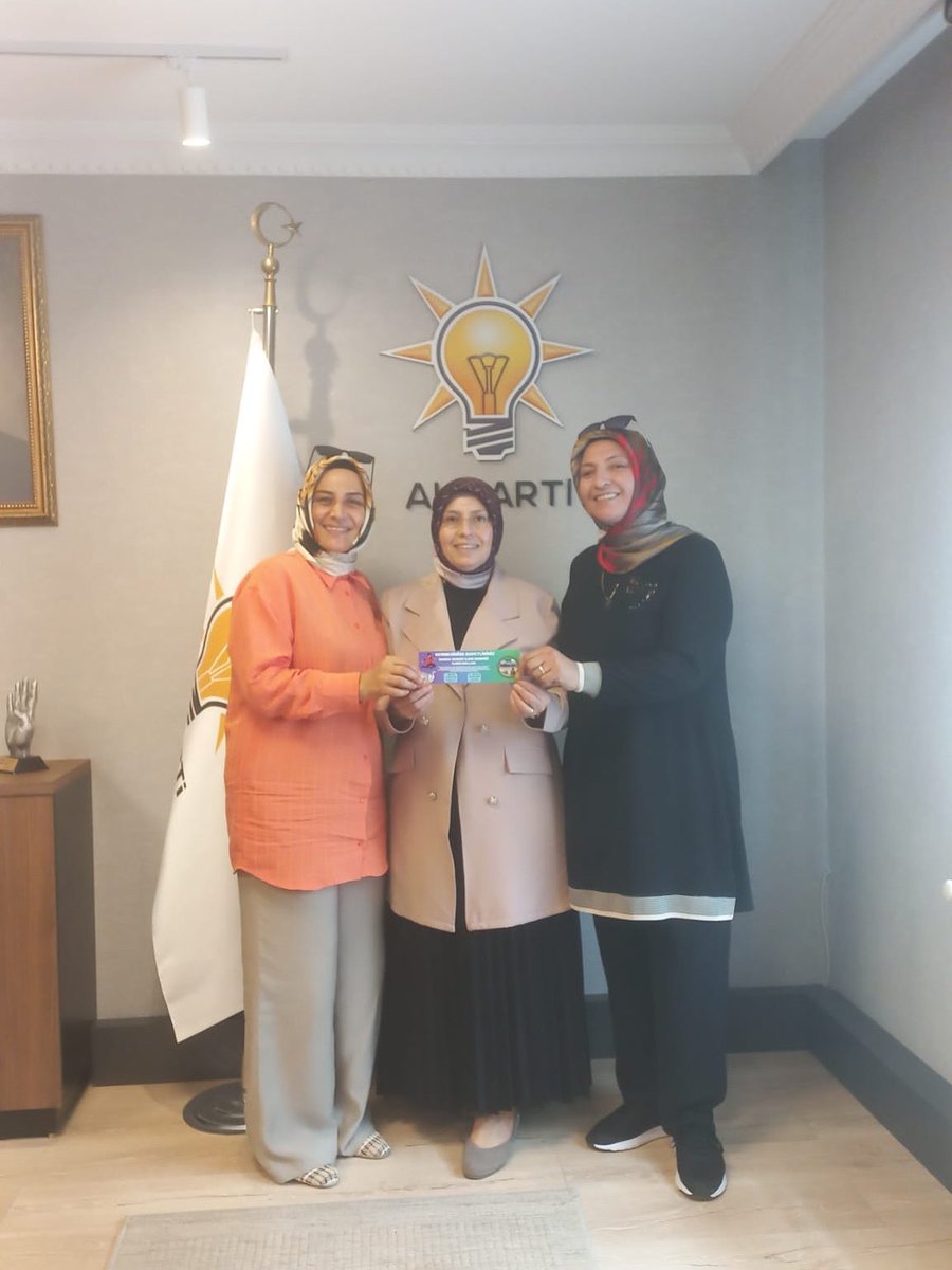 İlçe başkanlığımızda bizleri ziyaret eden Serhat Kars İli  Serhat İlçesi Derneği Kadın Kolları Başkanı Zehra Bulut ve yönetimini misafir ettik.

Nazik ziyaretleri için kendilerine teşekkür ederiz.