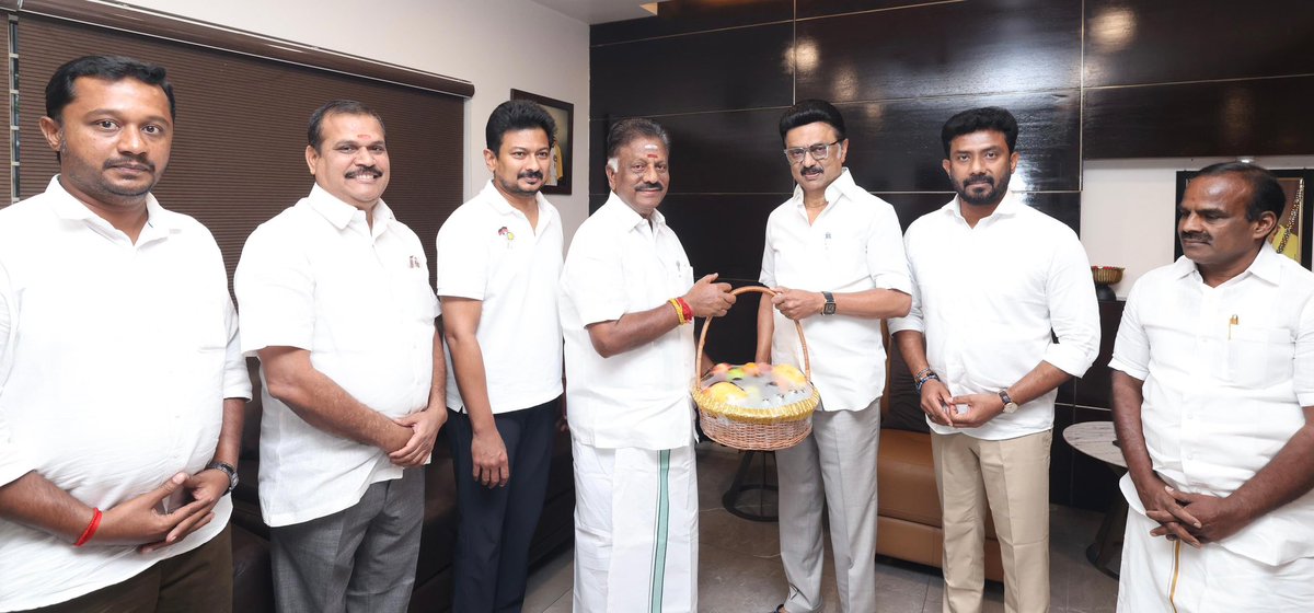 முன்னாள் முதலமைச்சர் அண்ணன் <a href="/OfficeOfOPS/">O Panneerselvam</a> அவர்கள், மாண்புமிகு முதலமைச்சர் <a href="/mkstalin/">M.K.Stalin</a> அவர்களை இல்லத்தில் சந்தித்து இன்று நலம் விசாரித்த போது, நாம் உடனிருந்தோம். அண்ணன் அவர்களுக்கும் உடன் வருகை தந்திருந்த நிர்வாகிகளுக்கும் எனது அன்பும், நன்றியும்!