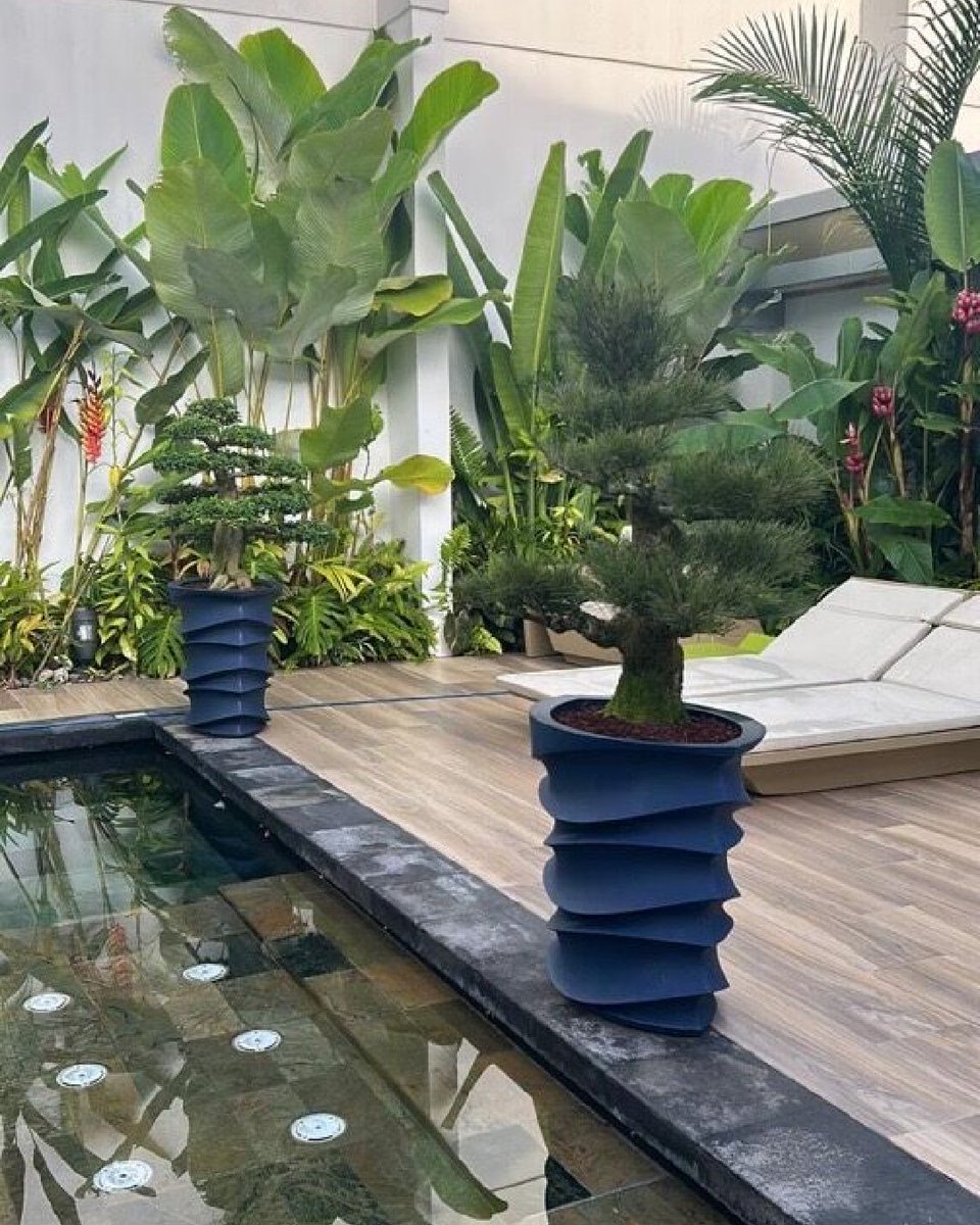 ☀️ Poolside perfection meets sculptural design. The Eye Am planter steals the scene with its bold curves and modern edge — the ultimate statement for lush summer days. Whether you're lounging or landscaping, let your plants bask in the spotlight. 🌴💦