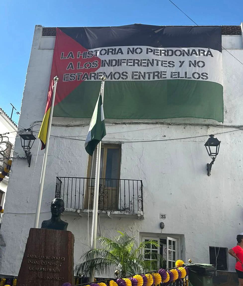 🇵🇸 Porque es absolutamente insoportable ver cómo se sigue perpetrando un genocidio en #Palestina, hoy hemos desplegado su bandera en los Ayuntamientos de distintos municipios de #Málaga para denunciarlo y exigir que acabe ya.

#MálagaXUnaPalestinaLibre