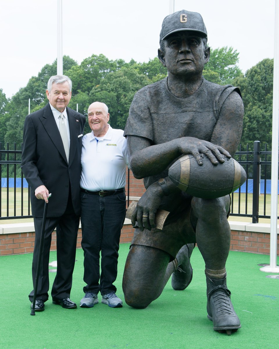 A statue, a legacy, and a coach who shaped generations. Bob Prevatte’s story comes full circle as his statue finds a new home at Gaffney High.
charleswyattjr.blogspot.com/2025/07/plaza-…