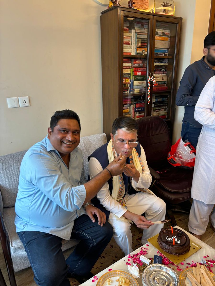 HARNAM SINGH (हरनाम सिंह) (@harnamsingh5968) on Twitter photo कुशल वक्ता, प्रबुद्ध व्यक्तित्व के धनी, <a href="/INCIndia/">Congress</a> के <a href="/AICCMedia/">AICC Communications</a> चेयरमैन व CWC सदस्य <a href="/Pawankhera/">Pawan Khera 🇮🇳</a>
जी को जन्मदिन की हार्दिक बधाई व शुभकामनाएं। कुशल वक्ता, प्रबुद्ध व्यक्तित्व के धनी, <a href="/INCIndia/">Congress</a> के <a href="/AICCMedia/">AICC Communications</a> चेयरमैन व CWC सदस्य <a href="/Pawankhera/">Pawan Khera 🇮🇳</a>
जी को जन्मदिन की हार्दिक बधाई व शुभकामनाएं।