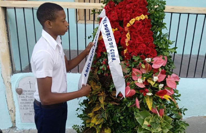 JuventudRebelde (@juventudrebelde) on Twitter photo #Cuba🇨🇺 Ofrendas florales de #RaúlCastro y <a href="/DiazCanelB/">Miguel Díaz-Canel Bermúdez</a> fueron depositadas en el cementerio Santa Ifigenia y el Callejón del Muro, como tributo a Frank País, Raúl Pujol y todos los que ofrendaron sus vidas por la libertad
#CubaViveEnSuHistioria
⬇️juventudrebelde.cu/cuba/2025-07-3… #Cuba🇨🇺 Ofrendas florales de #RaúlCastro y <a href="/DiazCanelB/">Miguel Díaz-Canel Bermúdez</a> fueron depositadas en el cementerio Santa Ifigenia y el Callejón del Muro, como tributo a Frank País, Raúl Pujol y todos los que ofrendaron sus vidas por la libertad
#CubaViveEnSuHistioria
⬇️juventudrebelde.cu/cuba/2025-07-3…